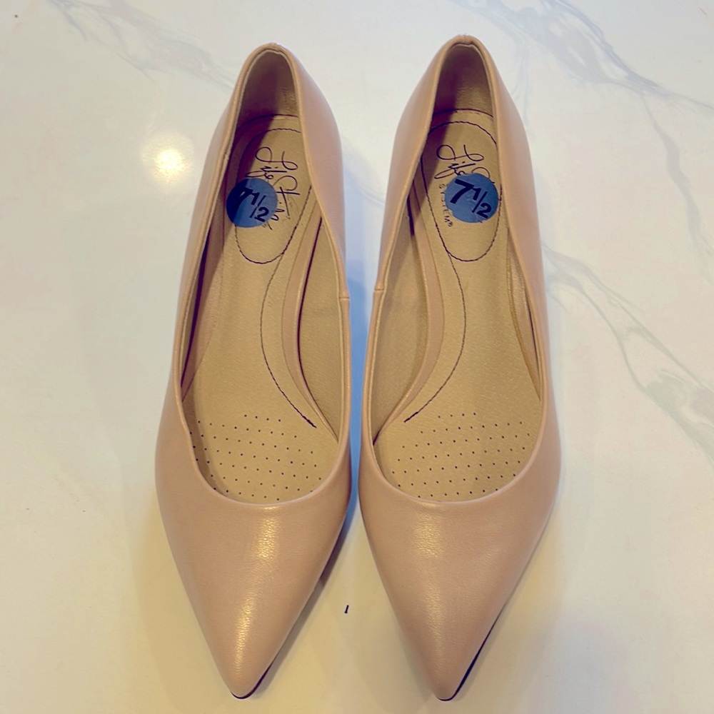 New LIFE STRIDE pointy shoes. Pinkish cream.